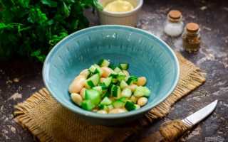 Теплый салат с кальмарами и стручковой фасолью
