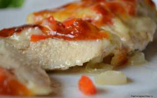 Куриная грудка с сыром Моцареллой и овощами на сковороде
