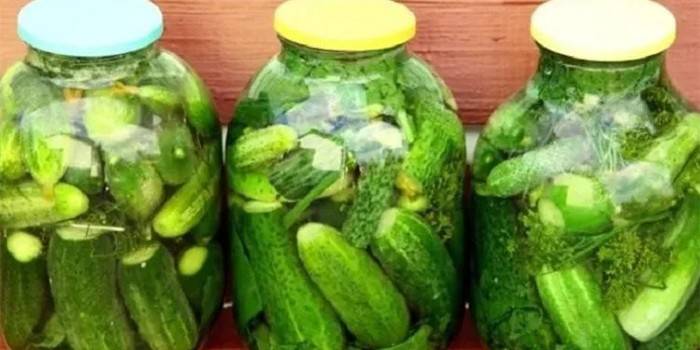 Банки с малосольными огурцами