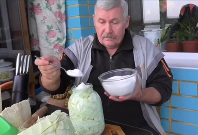 Кладем в банку соль