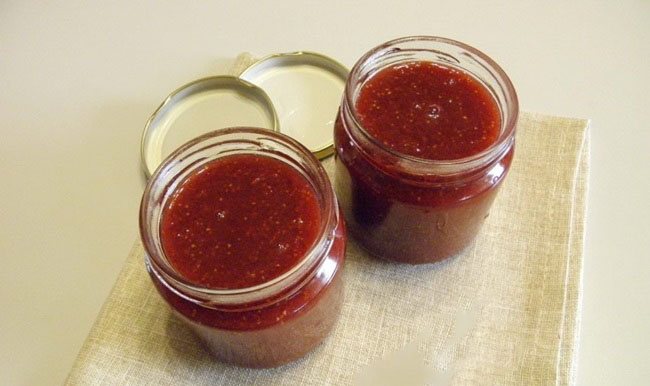 Клубника с сахаром на зиму без варки: протертая блендером и цельная (хранить в морозилке). Живое варенье-пятиминутка из протертой с сахаром клубники