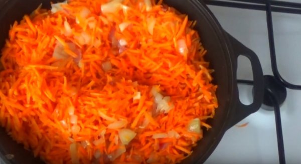 Обжариваем морковь и лук