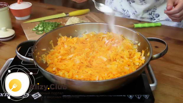 Посыпаем начинку по вкусу солью и сахаром