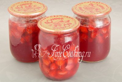 У меня получилось 3 полные полулитровые банки варенья из клубники с желатином