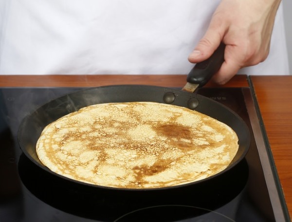 Блины из ряженки. Рецепт тонкие с дырочками, пышные, вкусные с кипятком, разрыхлителем, рисовой мукой, молоком