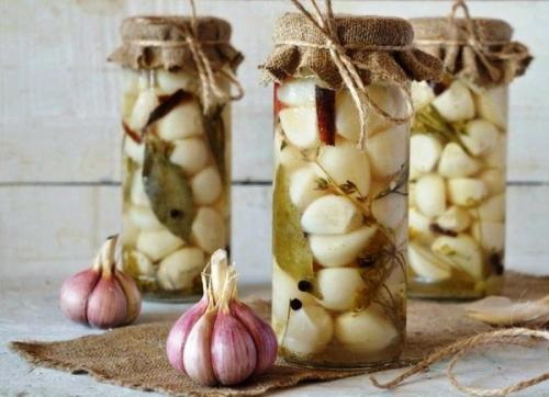 Чеснок маринованный. Рецепт простой зубчиками, головками на зиму без стерилизации со свеклой, красной смородиной, крыжовником