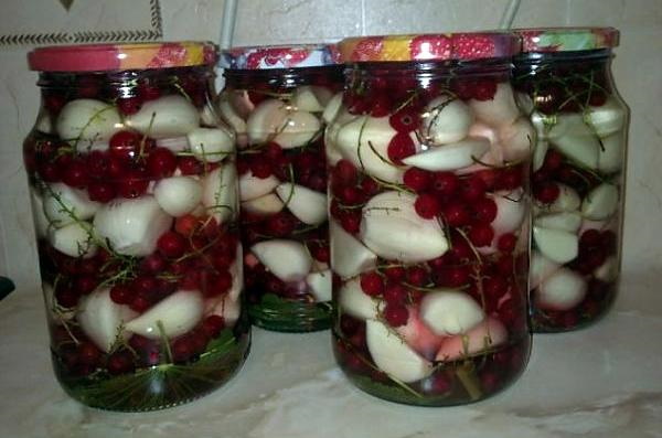Чеснок маринованный. Рецепт простой зубчиками, головками на зиму без стерилизации со свеклой, красной смородиной, крыжовником