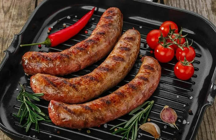 Домашние колбаски в кишке куриные, из свинины. Рецепты на мясорубке
