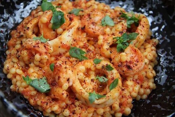 Фрегола (Fregola) паста с лососем копченым, сыром, морепродуктами
