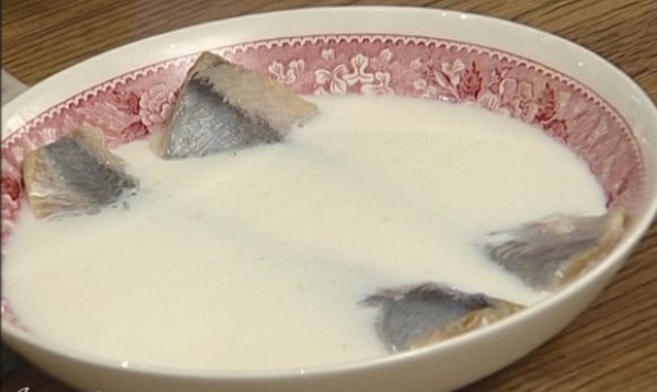 Горчичная заправка для селедки с луком, горчицей, желтком