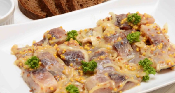 Горчичная заправка для селедки с луком, горчицей, желтком
