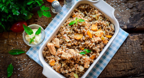 Гречка в духовке с курицей, фаршем, мясом, овощами в горшочке. Рецепт с фото