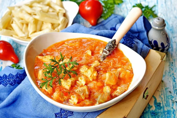Гуляш из курицы с подливкой. Рецепт из филе в мультиварке, на сковороде со сметаной, томатной пастой, грибами