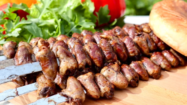 Как мариновать куриные сердечки для шашлыка на мангале. Рецепт