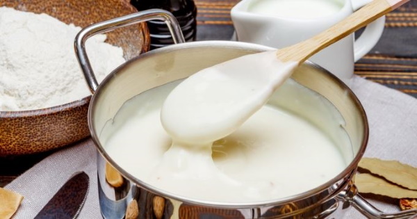 Как сделать подливу из муки, томатной пасты, воды, кетчупа с мясом, курицей, сосисками. Рецепты