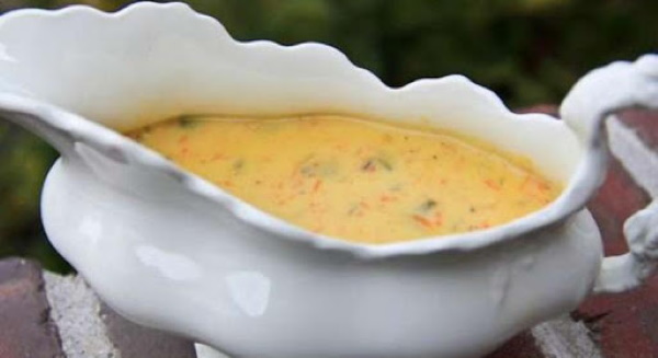 Как сделать подливу из муки, томатной пасты, воды, кетчупа с мясом, курицей, сосисками. Рецепты