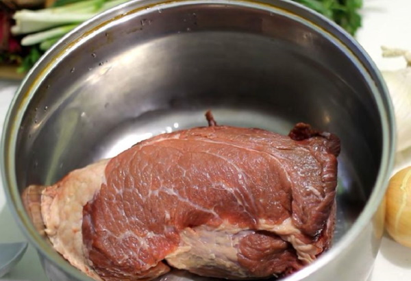 Как сварить говядину вкусно, чтобы она была мягкой, сочной в кастрюле, мультиварке, скороварке