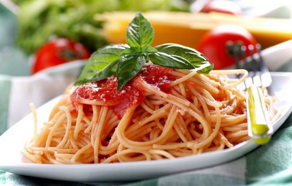Как вкусно приготовить спагетти с соусом, фаршем, сосисками, сыром, курицей