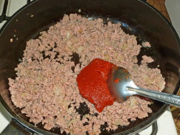 Как вкусно приготовить спагетти с соусом, фаршем, сосисками, сыром, курицей