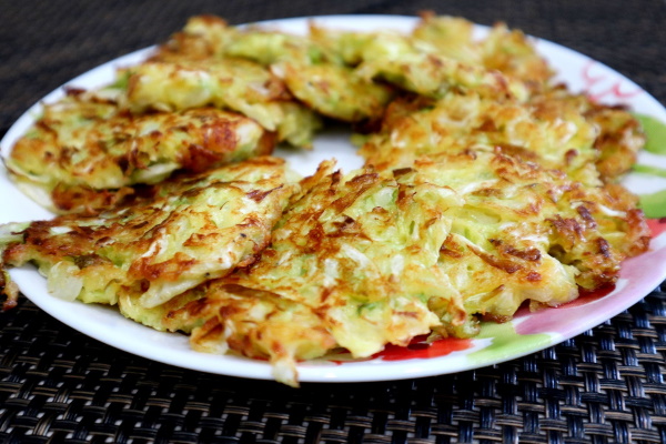 Капустные оладьи из сырой капусты. Рецепты на кефире, молоке, ряженке с манкой, сыром, овсянкой, фаршем