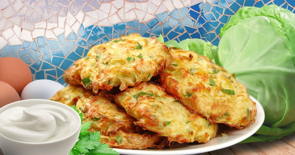 Капустные оладьи из сырой капусты. Рецепты на кефире, молоке, ряженке с манкой, сыром, овсянкой, фаршем