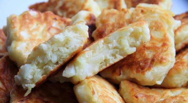 Капустные оладьи из сырой капусты. Рецепты на кефире, молоке, ряженке с манкой, сыром, овсянкой, фаршем