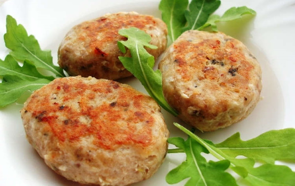 Котлеты из кеты. Рецепты сочных с салом, манкой, творогом в духовке, мультиварке на пару