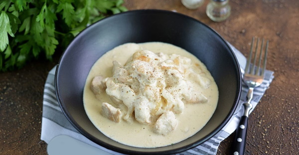 Куриная грудка в сметане на сковороде с чесноком, макаронами, луком, грибами, морковью