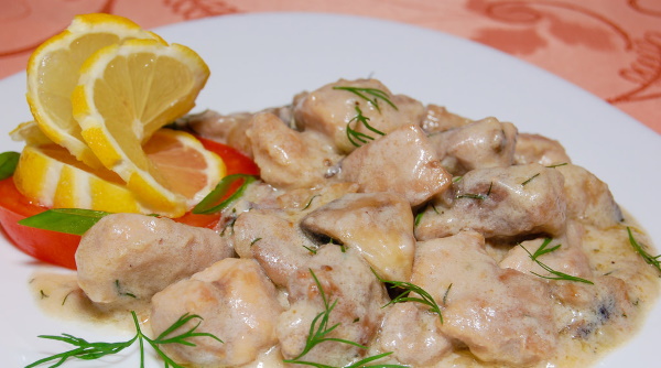 Куриная грудка в сметане на сковороде с чесноком, макаронами, луком, грибами, морковью