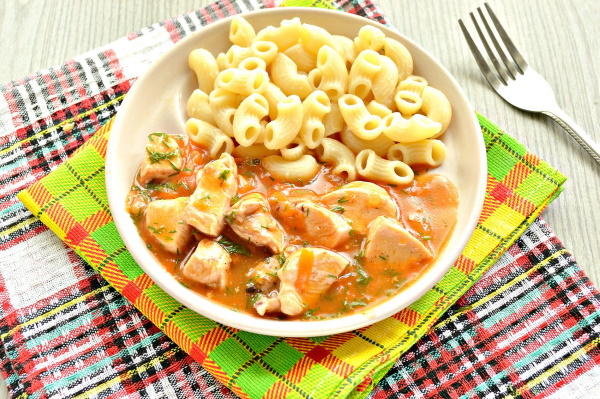 Куриная грудка в сметане на сковороде с чесноком, макаронами, луком, грибами, морковью