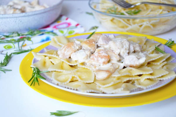 Куриная грудка в сметане на сковороде с чесноком, макаронами, луком, грибами, морковью