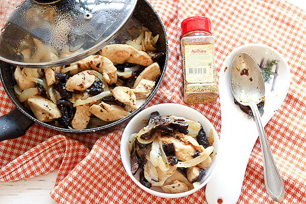 Куриная грудка в сметане на сковороде с чесноком, макаронами, луком, грибами, морковью