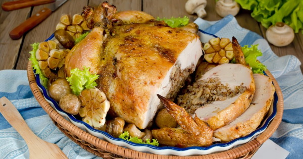 Курица фаршированная гречкой в духовке. Рецепт с грибами, яблоками, черносливом