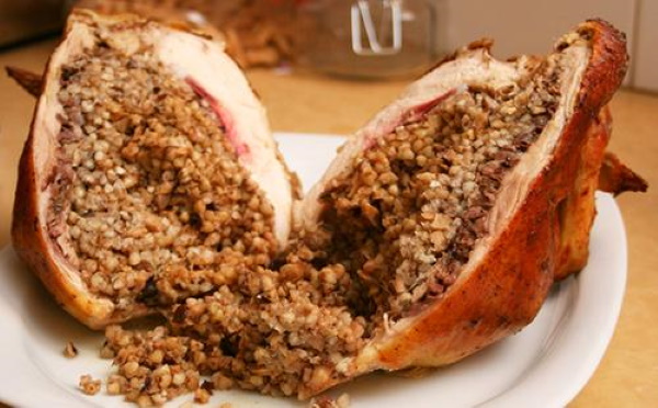 Курица фаршированная гречкой в духовке. Рецепт с грибами, яблоками, черносливом
