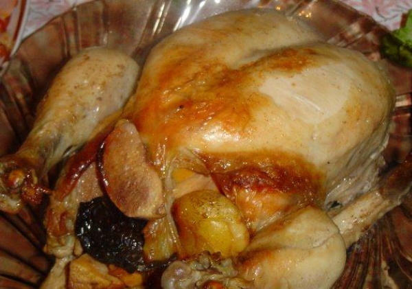 Курица с черносливом в духовке фаршированная. Рецепты с яблоками, курагой, рисом, картошкой, орехами, гречкой, сметаной