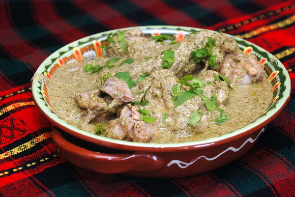 Курица с грецкими орехами по-грузински Чахохбили, Сациви