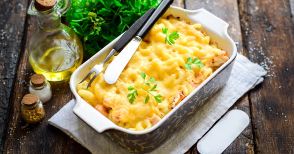 Курица с макаронами в духовке. Рецепт с сыром, майонезом, помидорами, сливками