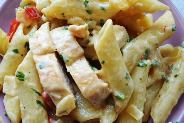 Курица с макаронами в духовке. Рецепт с сыром, майонезом, помидорами, сливками
