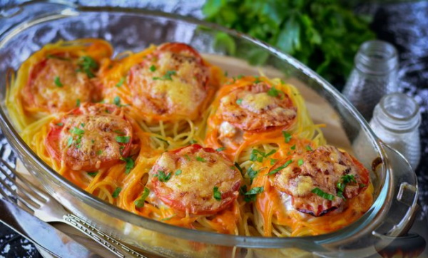 Курица с макаронами в духовке. Рецепт с сыром, майонезом, помидорами, сливками