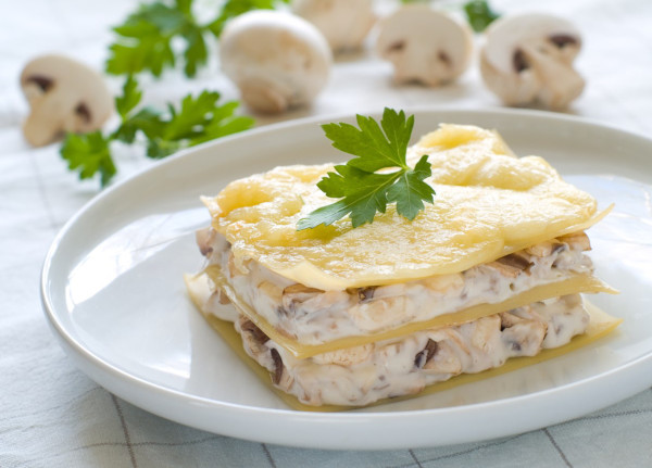 Лазанья с курицей и грибами в духовке. Рецепт в сливочном соусе, бешамель