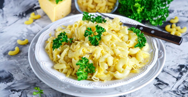Макароны с сыром, помидорами, сосисками. Простые рецепты