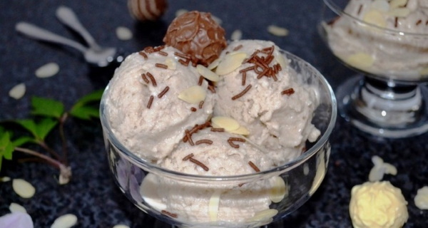 Мороженое из банана в домашних условиях, молока, сливок, какао, клубники, кефира