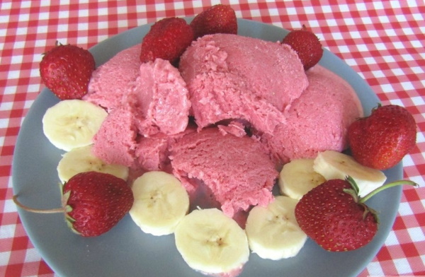 Мороженое из банана в домашних условиях, молока, сливок, какао, клубники, кефира
