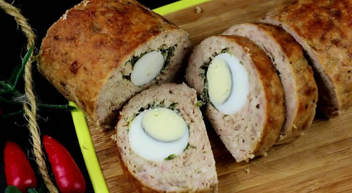 Мясной рулет из фарша с яйцом в духовке. Рецепт