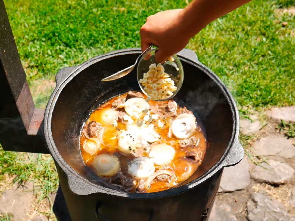 Мясо по-кремлевски из говядины, свинины в мультиварке, казане, скороварке пошагово