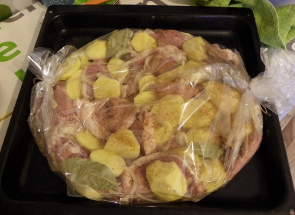 Мясо свинина в рукаве в духовке кусочками, как шашлык. Рецепт