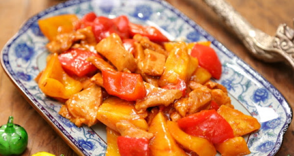 Мясо в кисло-сладком соусе. Рецепт по-китайски, корейски с крахмалом, ананасами, черносливом, овощами