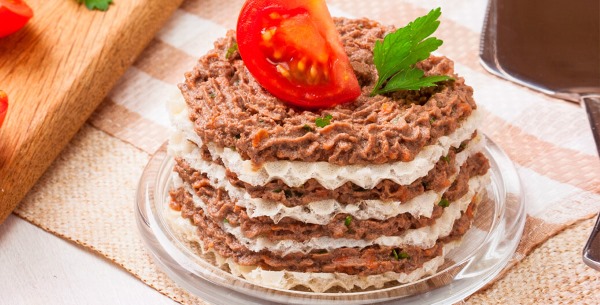 Начинка для печеночного торта из куриной, говяжьей, свиной печени. Рецепты с сыром, грибами, огурцами, яйцом, помидорами