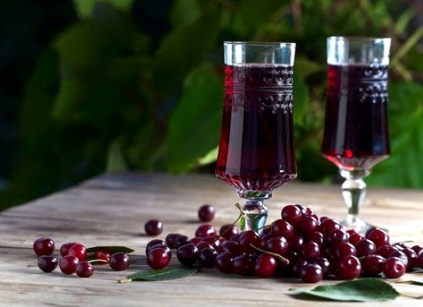 Наливка из вишни в домашних условиях. Рецепт на водке, из листьев, с малиной, смородиной, черноплодной рябиной