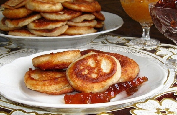 Оладьи из прокисшего молока. Как приготовить пышные, тонкие и вкусные. Фото